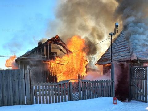 Двое детей из неблагополучной семьи устроили пожар в Иркутской области, один погиб