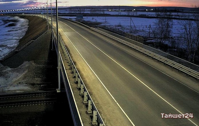 На автотрассе по пути в Иркутск закрыт проблемный железнодорожный переезд