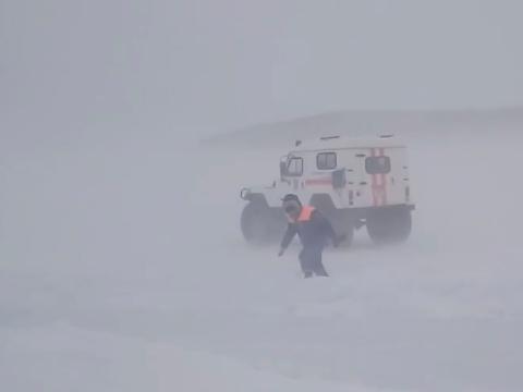14 человек эвакуировали со льда Байкала из-за сильного ветра и метели