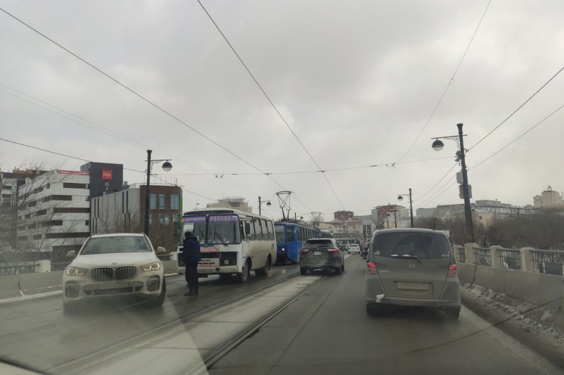 Сломавшийся "Пазик" спровоцировал пробку на Глазковском мосту в Иркутске