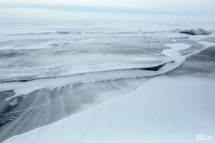 Ночью 21 марта спасатели эвакуировали со льда Байкала 14 человек