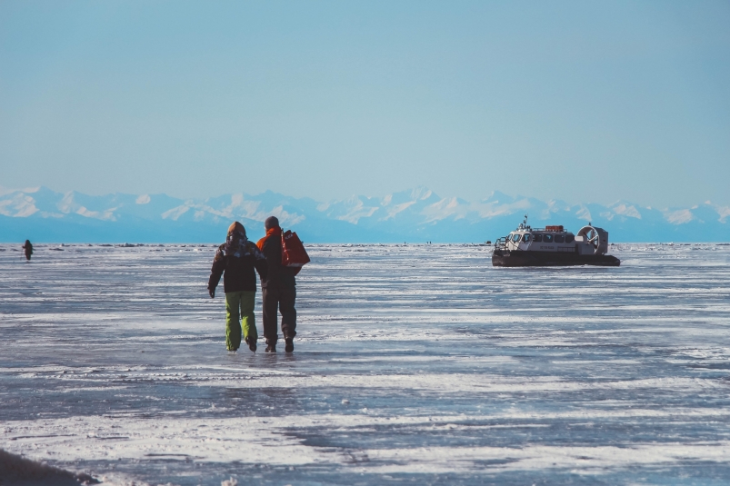 Видео спасения людей со льда Байкала в непогоду появилось в соцсети
