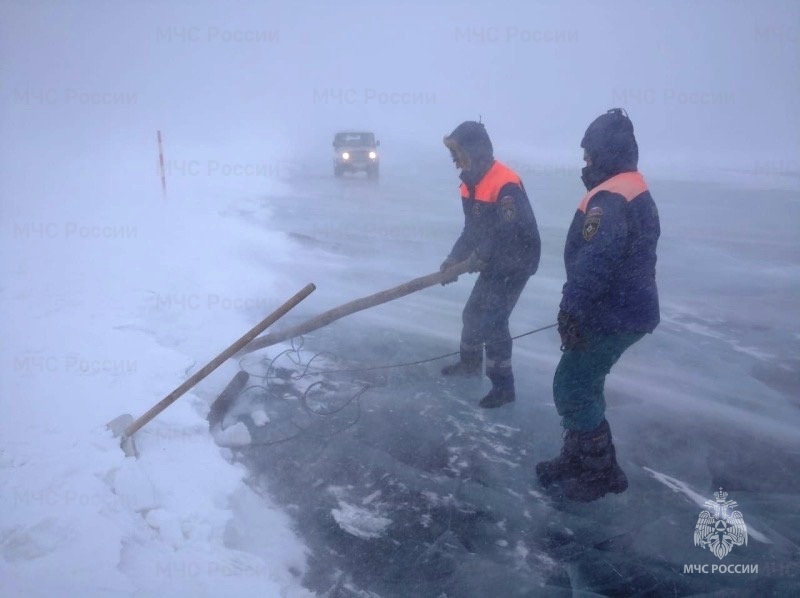 Спасатели нашли потерявшихся в метель на льду Байкала туристов