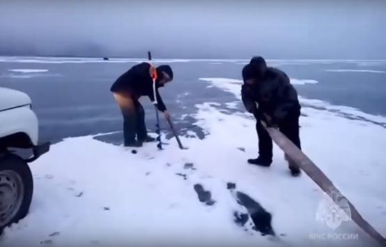 Трое беспечных туристов 12 часов в метель мёрзли на льду Байкала, пока их искали