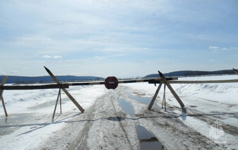 На реке Лене в Иркутской области закрыли две ледовые переправы