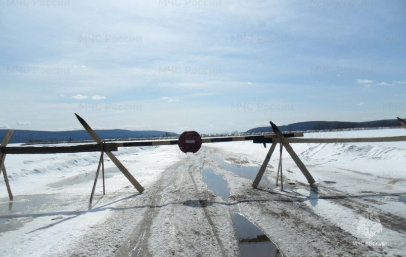 Сразу две ледовые переправы закрыли в Иркутской области за сутки