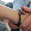 Женщину и пятерых мужчин обвиняют в разбойном нападении под предлогом свидания в Ангарске
