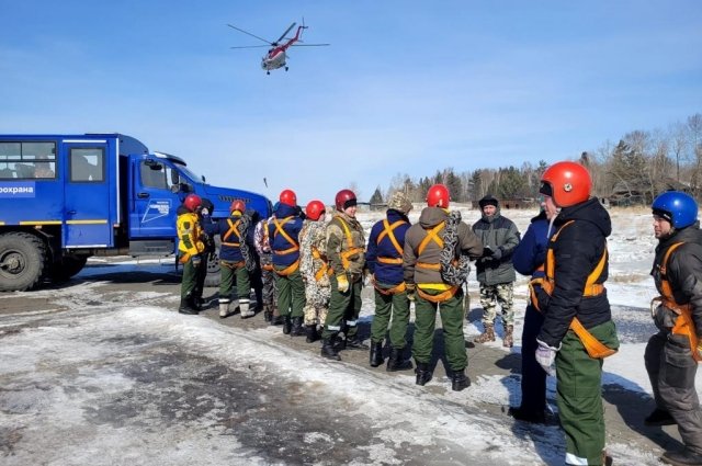 Лесные пожарные тренируются спускаться вертолёта с МИ-8 в Иркутской области
