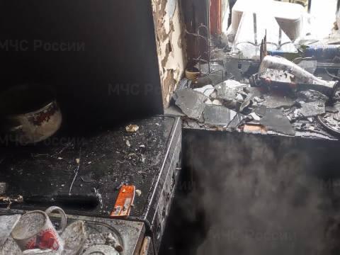 Иркутские пожарные спасли 9-летнюю девочку из горящей шестиэтажки