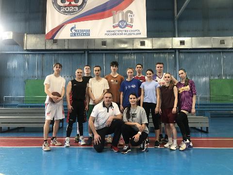 Сотрудник ИркАЗа провел открытый урок по баскетболу для иркутских студентов