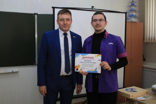 Депутат областного парламента Артём Лобков наградил усть-илимских старшеклассников, победивших в конкурсе рисунка