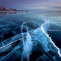 Больше тысячи кубометров байкальского льда используют для ледового города в Иркутске