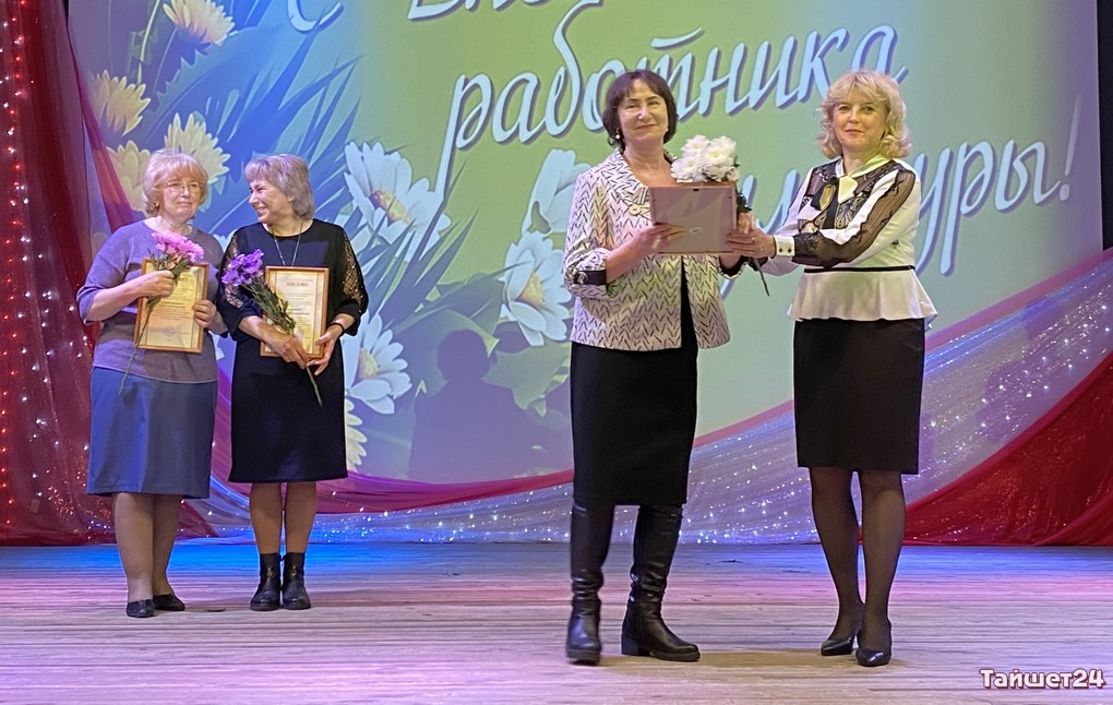 Елена Кожевникова поздравляет коллег с Днём работника культуры
