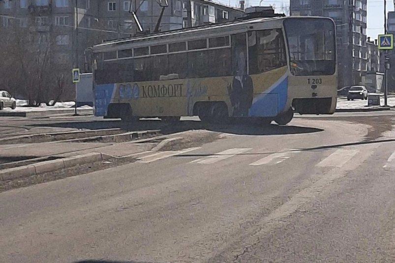 Трамвай съехал с рельсов на демонтированной конечной остановке в Ангарске
