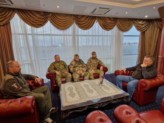 В воскресенье в Иркутске встречали первую группу прилетевших в отпуск участников СВО