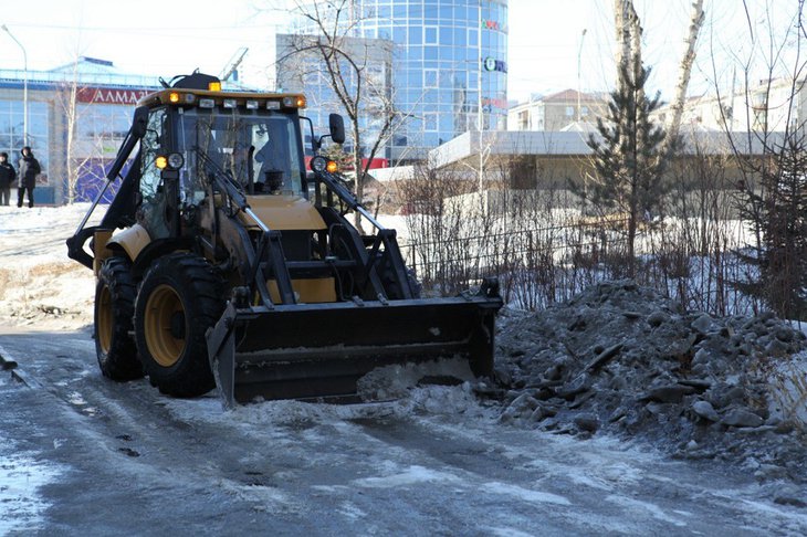 Мэр Руслан Болотов проверил качество уборки дворов от снега в Свердловском округе Иркутска
