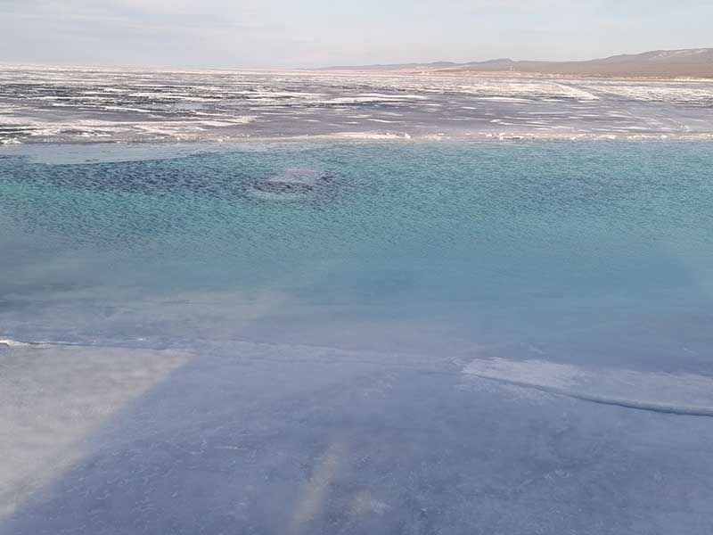 Автомобиль Toyota Vitz провалился под лед на Байкале