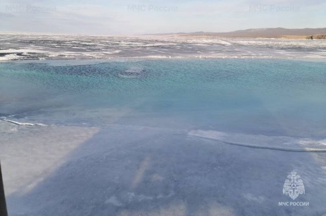 Автомобиль провалился под лед в местности Широкая на Байкале