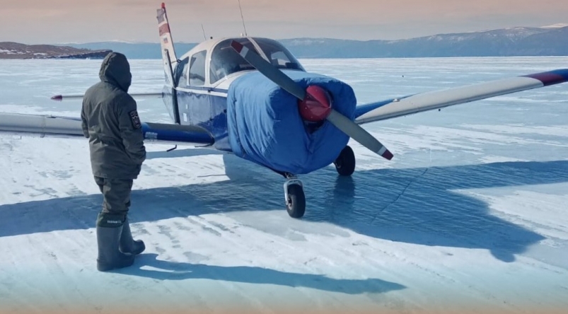 Самолет из Новосибирска незаконно приземлился на лед Байкала в границах нацпарка