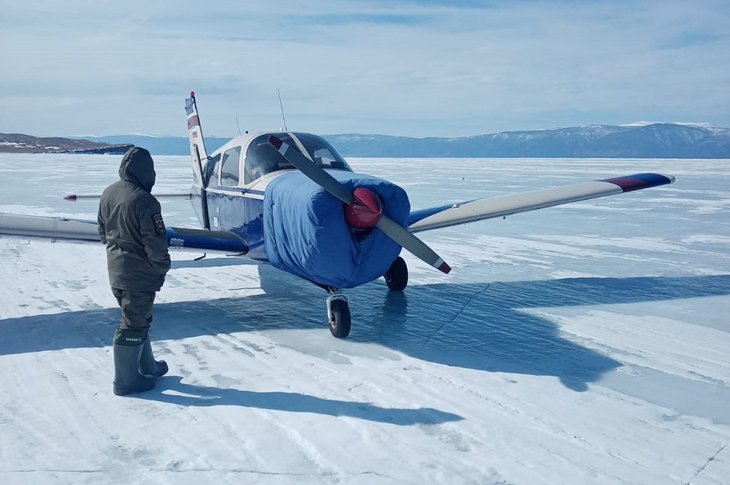 Следовавшие из Новосибирска туристы незаконно посадили частный самолет на лед Байкала