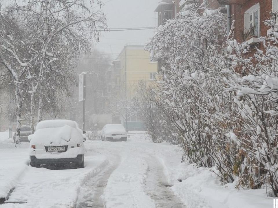 Декабре выпадет снег. Снегопад в Иркутске. Снегопад в городе. Метель в Иркутске. Снежная буря в городе.