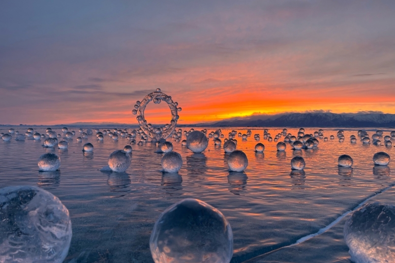 Необычный лабиринт из ледяных шаров появился на Байкале