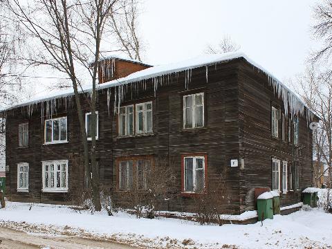 В Усолье-Сибирском потолок упал ночью на головы жильцов аварийного дома
