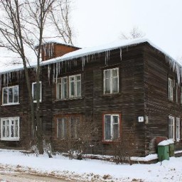 В Усолье-Сибирском потолок упал ночью на головы жильцов аварийного дома