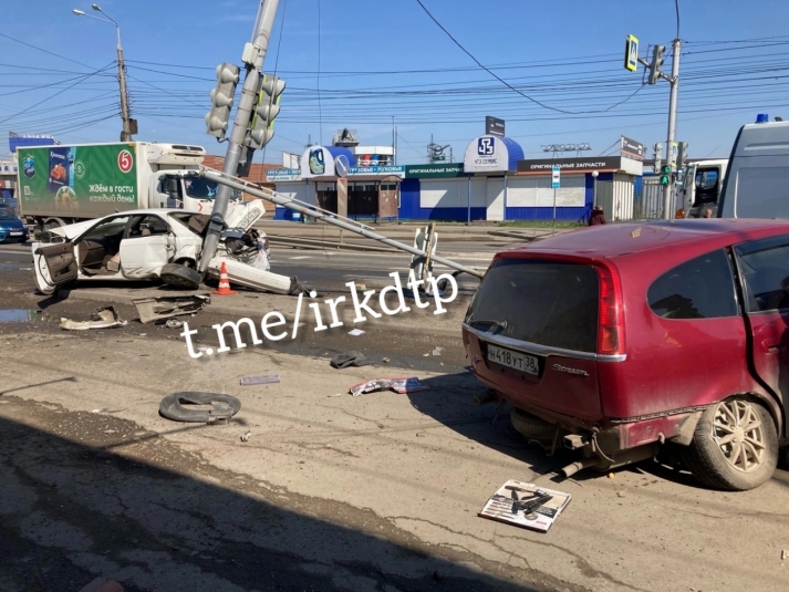 Легковушка снесла светофор в результате ДТП на  улице Олега Кошевого в Иркутске