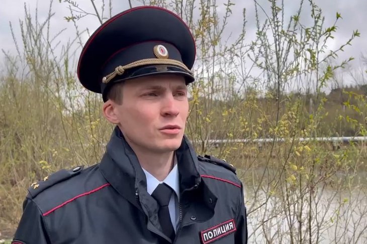 В Иркутске полицейский спас тонущую в пруду женщину