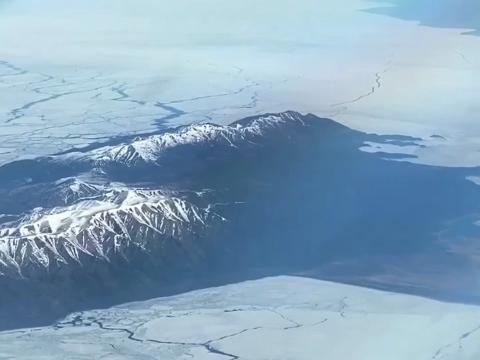Пилот самолёт показал освобождение Байкала ото льда
