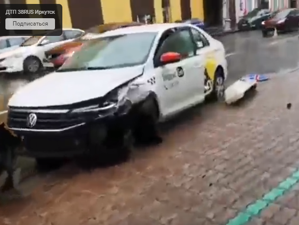 Автомобиль службы такси «Volkswagen Polo» и «Toyota» столкнулись на улице Карла Маркса в Иркутске