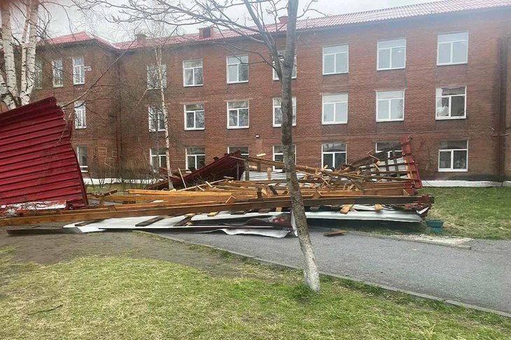 Прокуратура проводит проверку по факту повреждения крыши школы из-за сильного ветра в Слюдянке