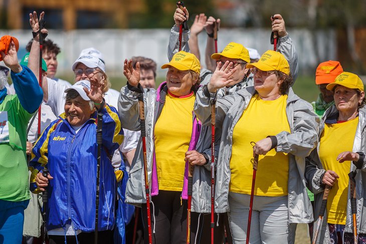250 пенсионеров Иркутского района приняли участие в фестивале скандинавской ходьбы
