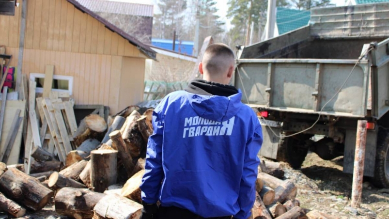 Двум семьям участников СВО в Иркутском районе доставили дрова