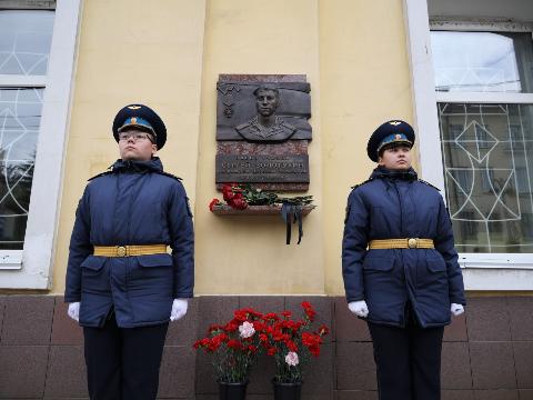 В Иркутске открыли мемориальную доску участнику СВО Сергею Золотухину
