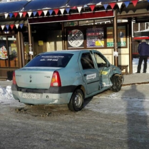 В Иркутске Renault Logan из-за столкновения с Toyota въехал в автобусную остановку