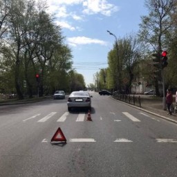 15-летняя девочка побежала на «красный» и попала под машину в Иркутске