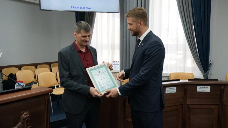 Двух активных жителей предместья Глазково наградили в Думе Иркутска