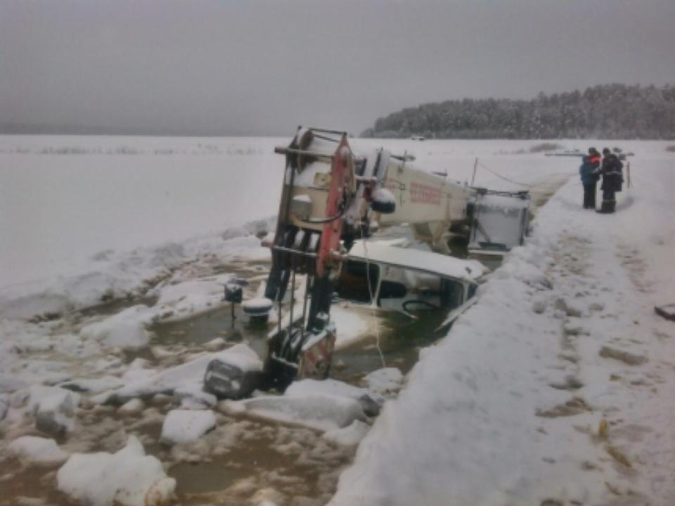В Приангарье спасатели ликвидируют разлив нефтепродуктов возле провалившей под лёд реки Лена автоцистерны