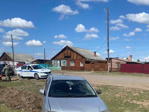 Автомобилист дважды переехал 19-летнюю девушку и скрылся в Иркутской области