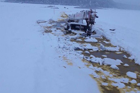 Бензовоз с 20 тоннами топлива затонул на реке Лена в Иркутской области