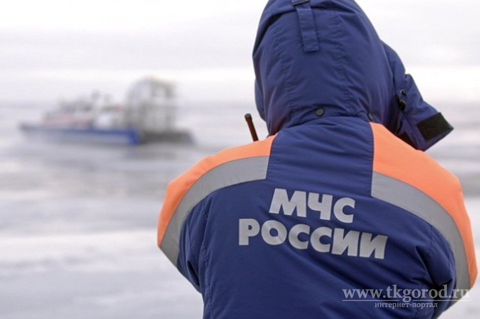 Водитель автокрана «Урал» пытался помочь коллеге, но ушел под лед реки Лена вслед за бензовозом