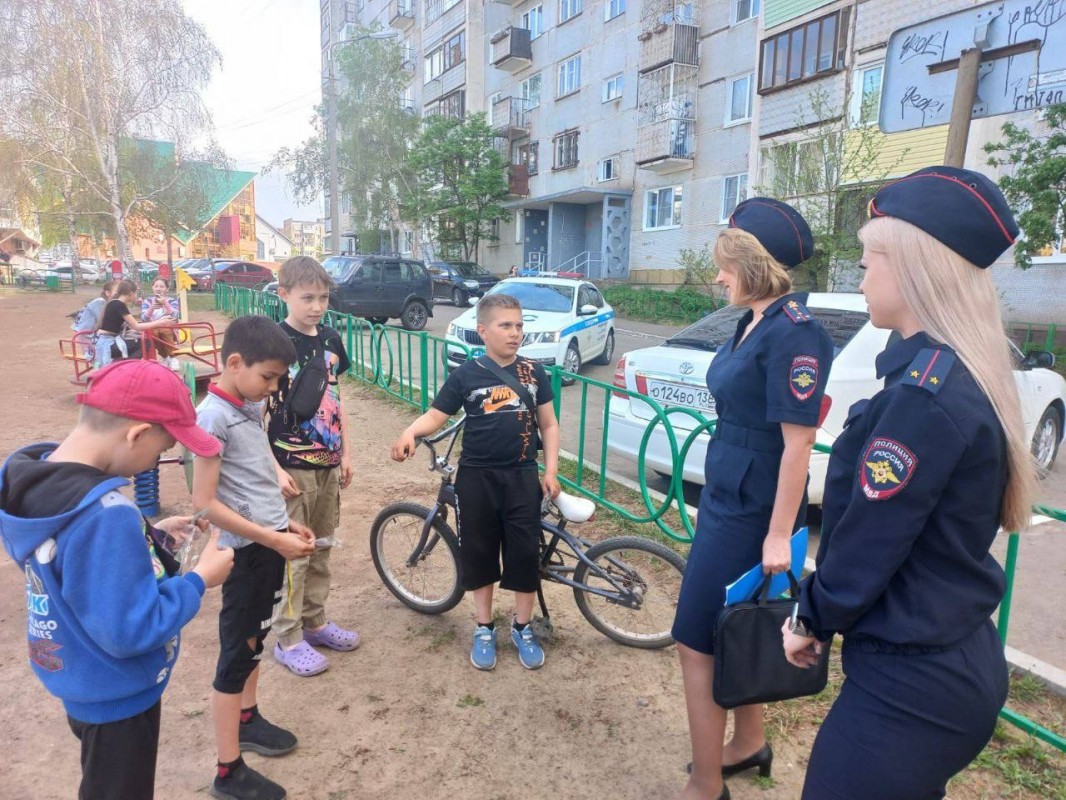 В День защиты детей полицейские Братска поздравили горожан и напомнили о важных правилах безопасности