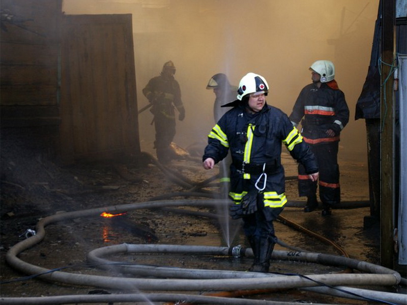 Пожар произошел на территории масложиркомбината в Иркутске