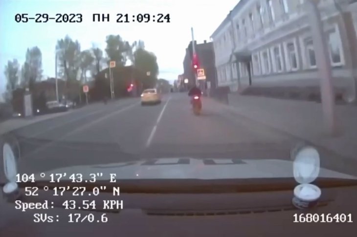 Мотоциклиста без прав и госномера задержали после погони в Иркутске