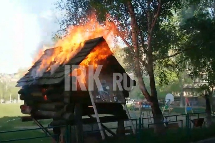 В Иркутске неизвестные подожгли домик на детской площдаке