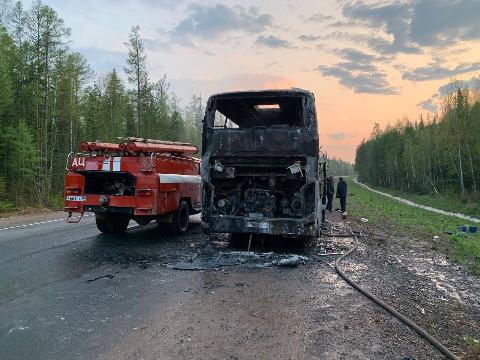 Рейсовый автобус «Усть-Кут — Иркутск» сгорел на федеральной трассе «Вилюй» (видео)