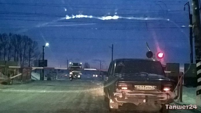 В Тайшетском районе лесовоз снёс шлагбаум на переезде