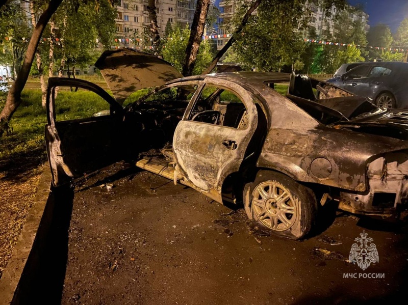 Неизвестные подожгли автомобиль и мотоцикл в микрорайоне Первомайском Иркутска 